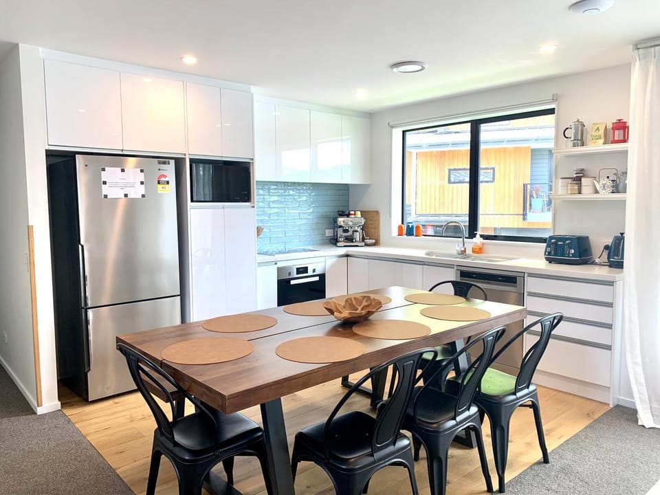Kitchen or kitchenette, Dining area, dishwasher, minibar, pet friendly, stove, toaster