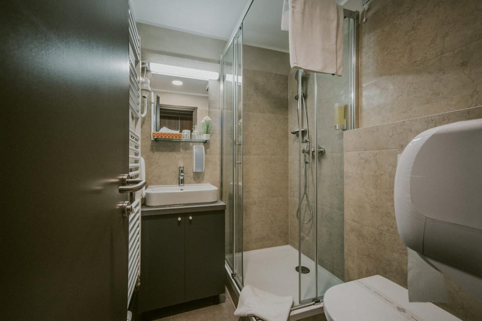 Shower, Toilet, Bathroom, towels