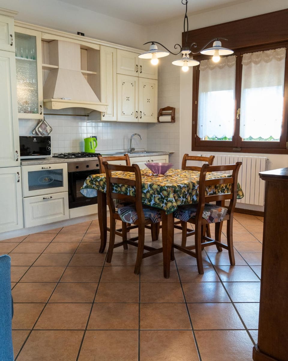 Kitchen or kitchenette, Dining area, oven, pet friendly, stove, toaster