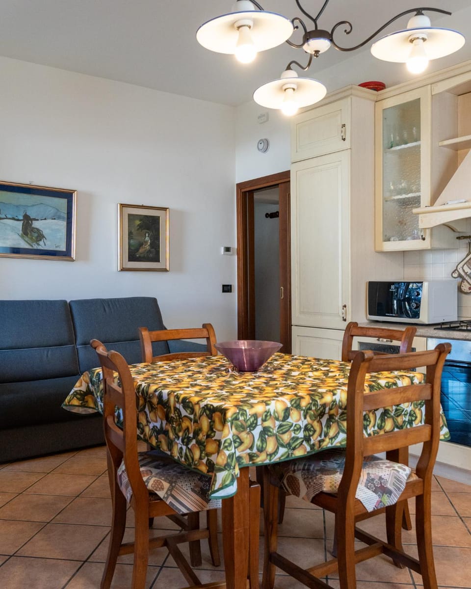 Kitchen or kitchenette, Living room, Seating area, Dining area, pet friendly, stove