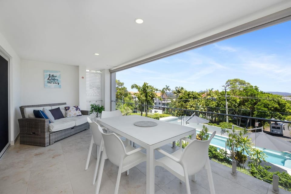 Balcony/Terrace, Seating area, Swimming pool, sunbed