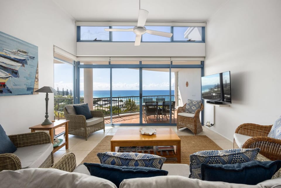 Communal lounge/ TV room, Living room, Sea view