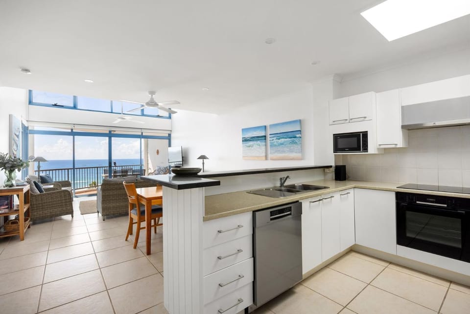 Kitchen or kitchenette, dishwasher, oven
