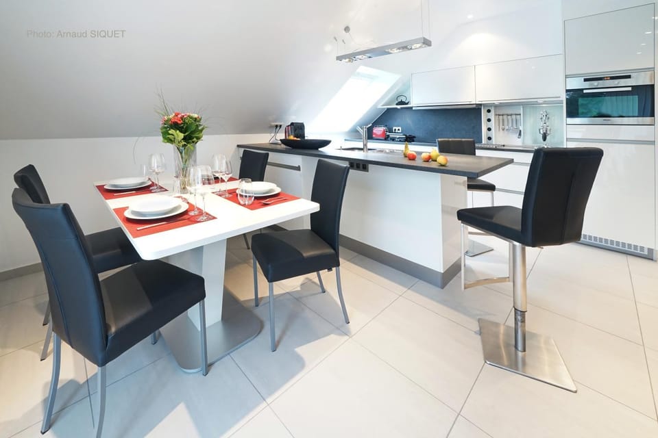 Kitchen or kitchenette, Dining area