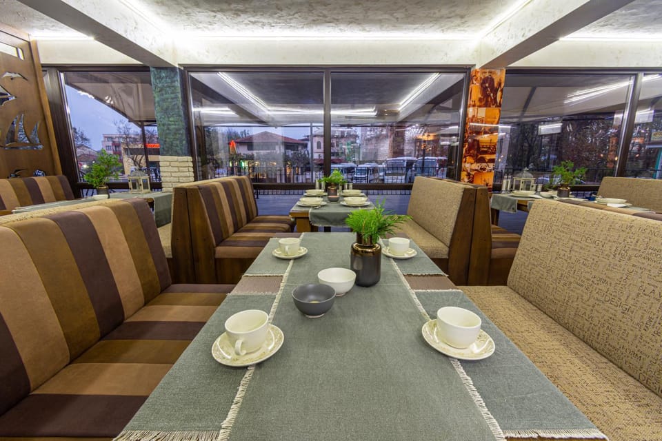 Restaurant/places to eat, Lounge or bar, Food and drinks, Breakfast