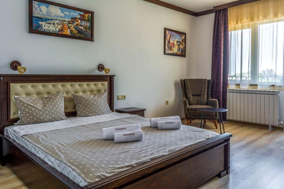 Bed, Living room, Photo of the whole room, Seating area, Bedroom, towels