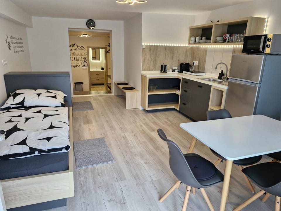 Bed, Dining area, kitchen