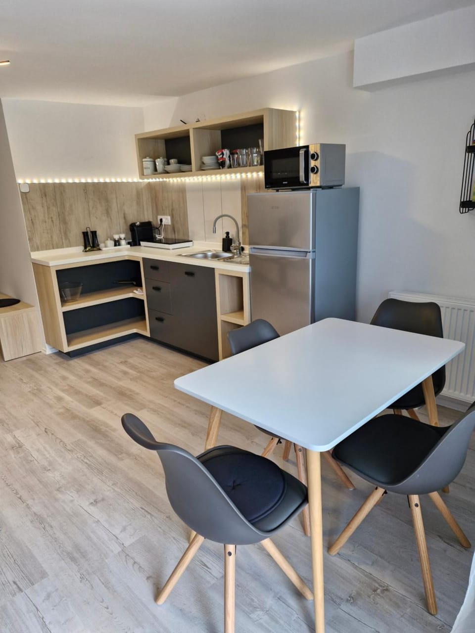 Dining area, kitchen