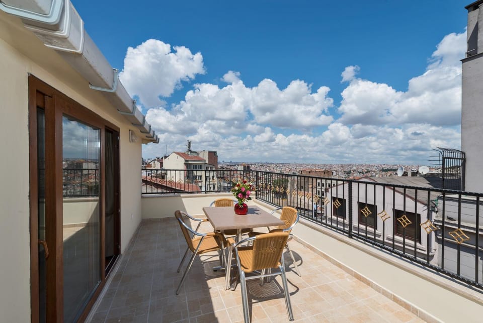 View (from property/room), Balcony/Terrace, City view, Street view