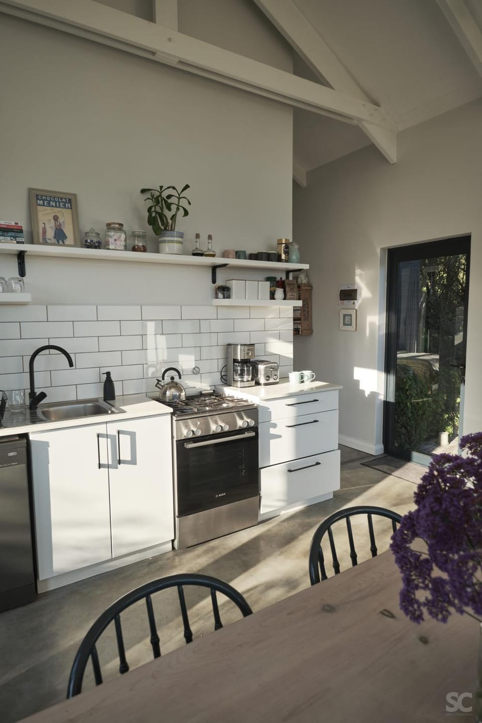Coffee/tea facilities, Kitchen or kitchenette, dishwasher, stove