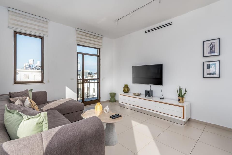 Modern & Bright 3 BDR close to the beach Apartment in Tel Aviv-Yafo