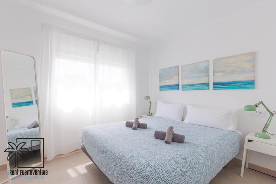 Bed, Photo of the whole room, Bedroom, Street view