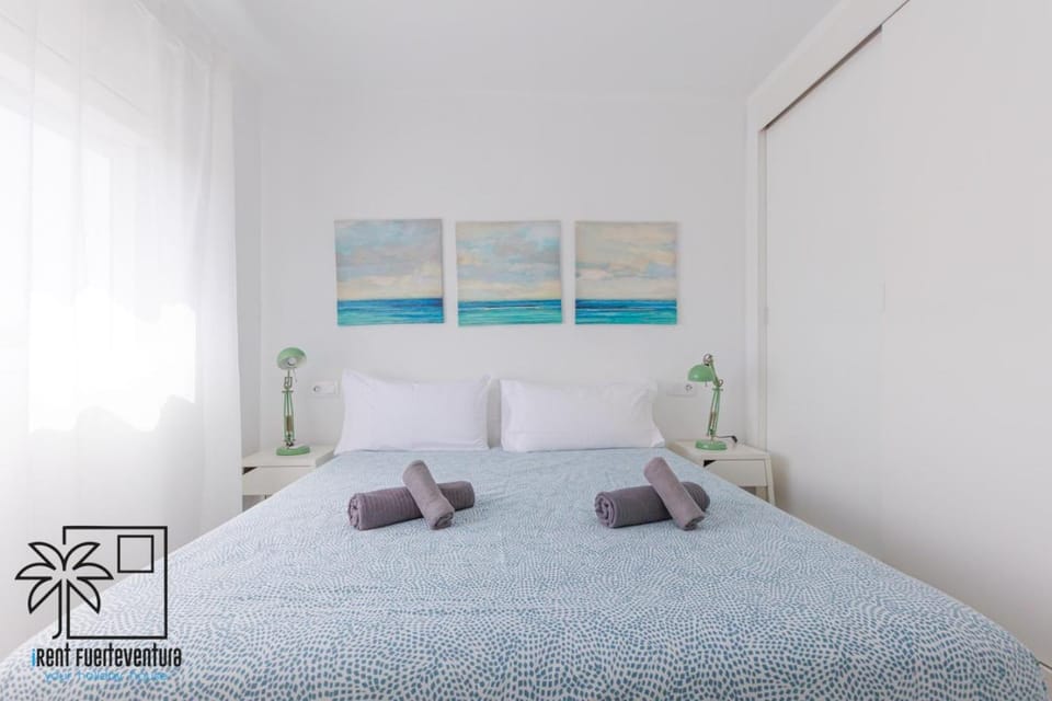 Bed, Photo of the whole room, Bedroom, Street view, towels, wardrobe