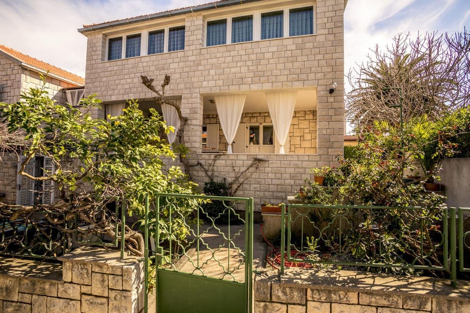 Property building, Facade/entrance, On site