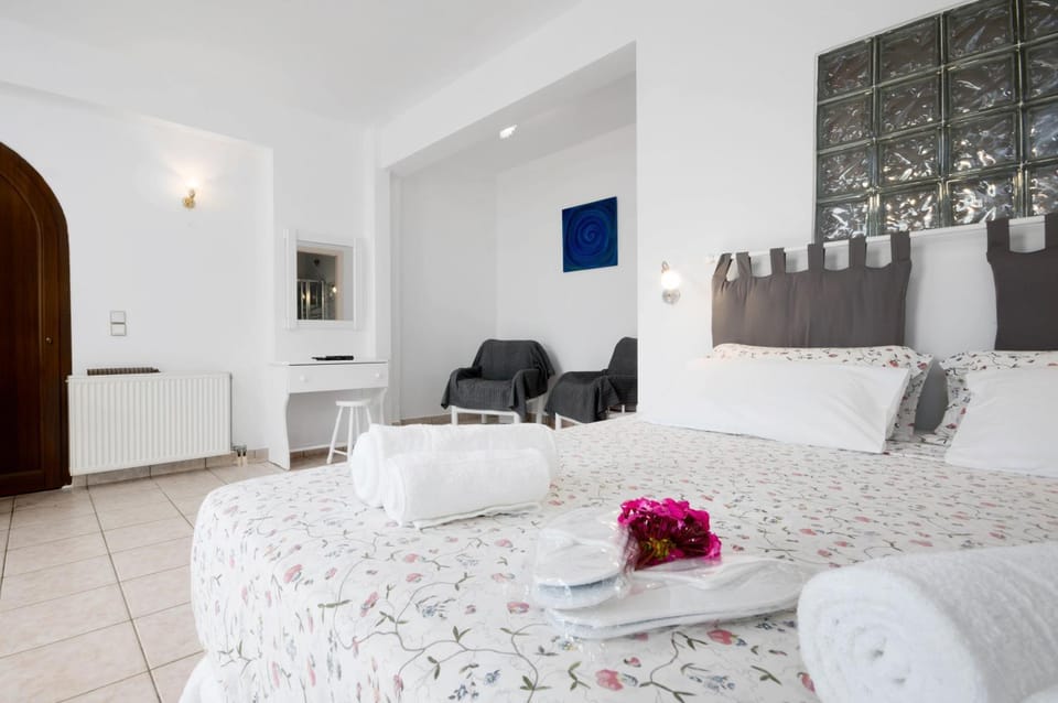 Bed, Seating area