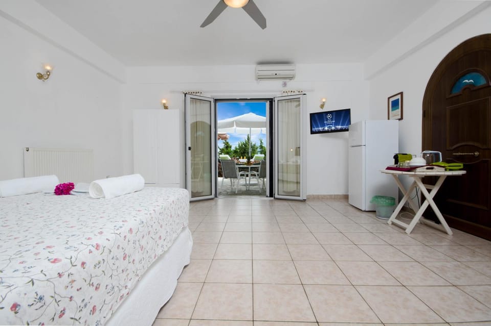 Bed, TV and multimedia, Balcony/Terrace, Bedroom, air conditioner