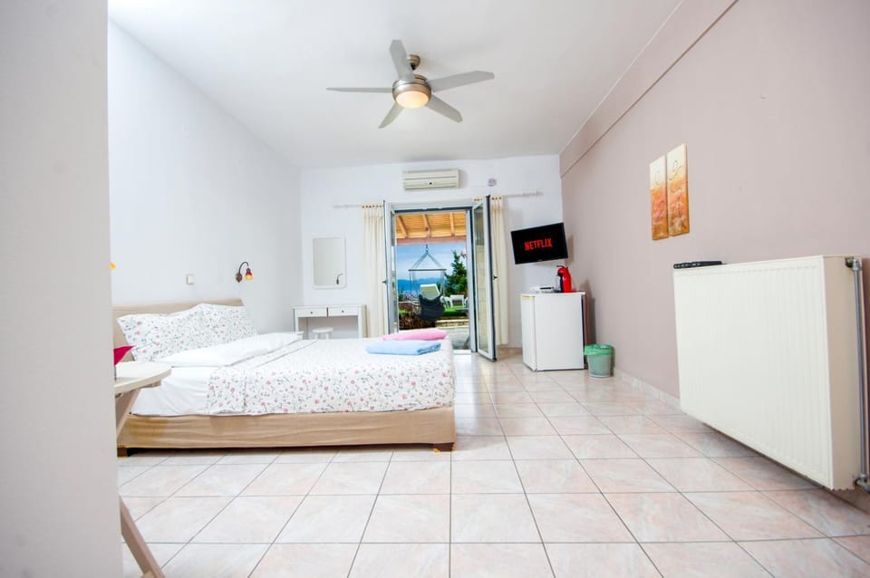 Bed, TV and multimedia, Bedroom