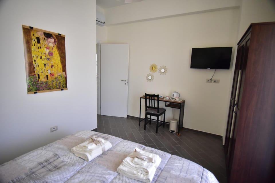 TV and multimedia, Photo of the whole room, Bedroom
