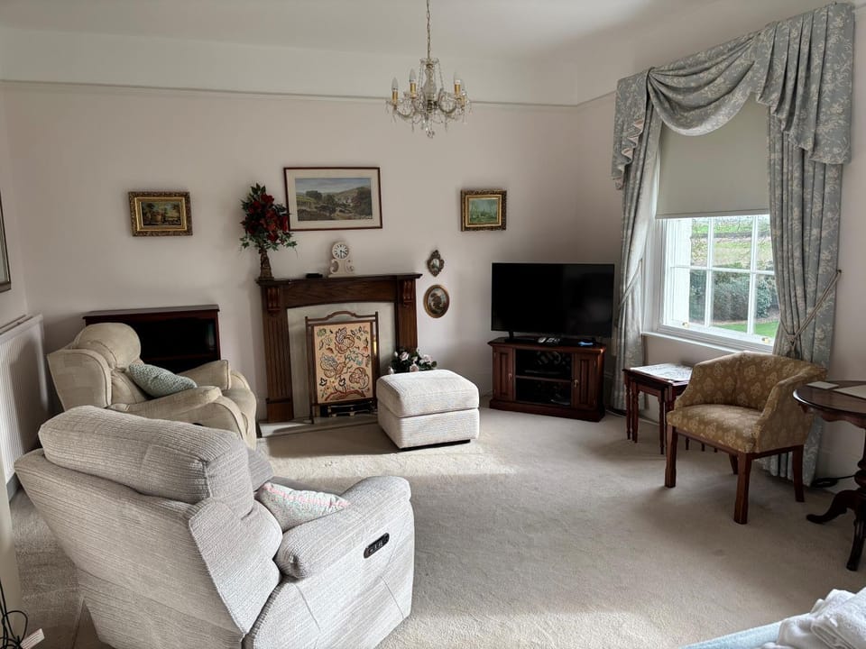 TV and multimedia, Living room, Seating area, flat iron