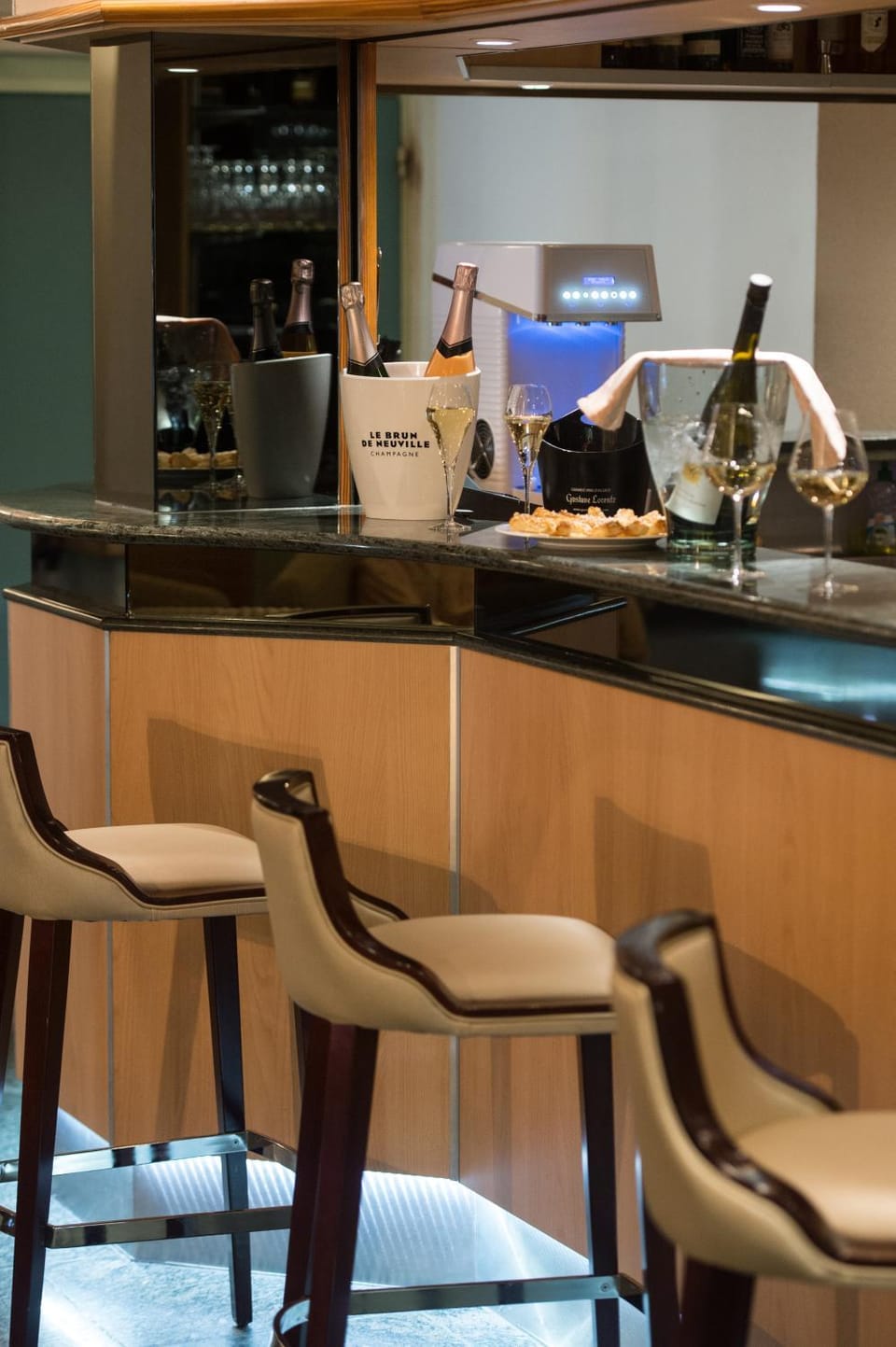 Lounge or bar, Lounge or bar, Drinks, Alcoholic drinks