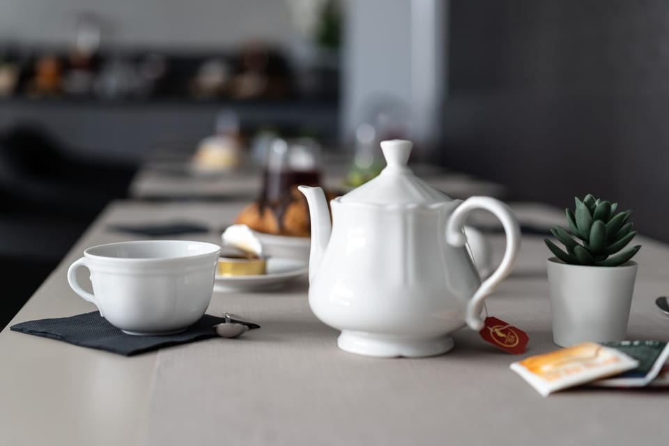 Coffee/tea facilities, Breakfast