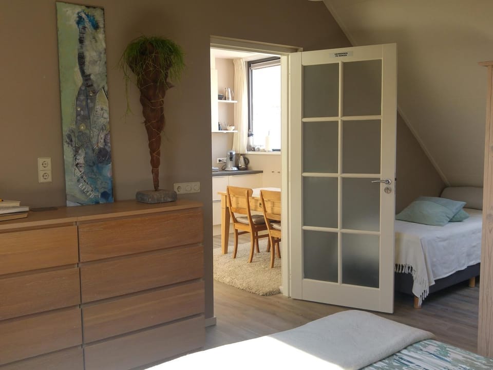 Kitchen or kitchenette, Dining area, Bedroom