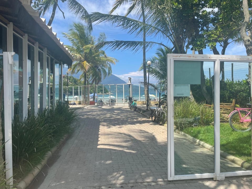 Village com 4 APTOS PÉ NA AREIA E PISCINA House in São Sebastião
