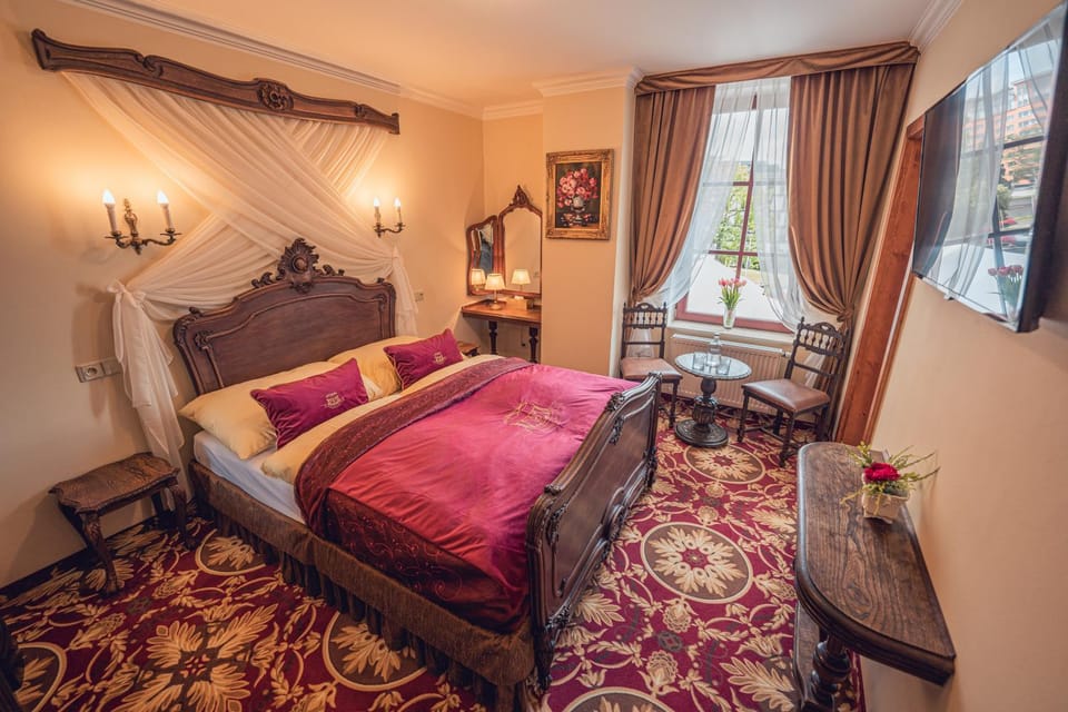 Bed, TV and multimedia, Photo of the whole room, Seating area, Bedroom, City view, Garden view, Inner courtyard view