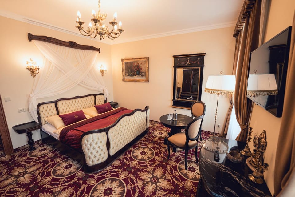Bed, Photo of the whole room, Seating area, Bedroom