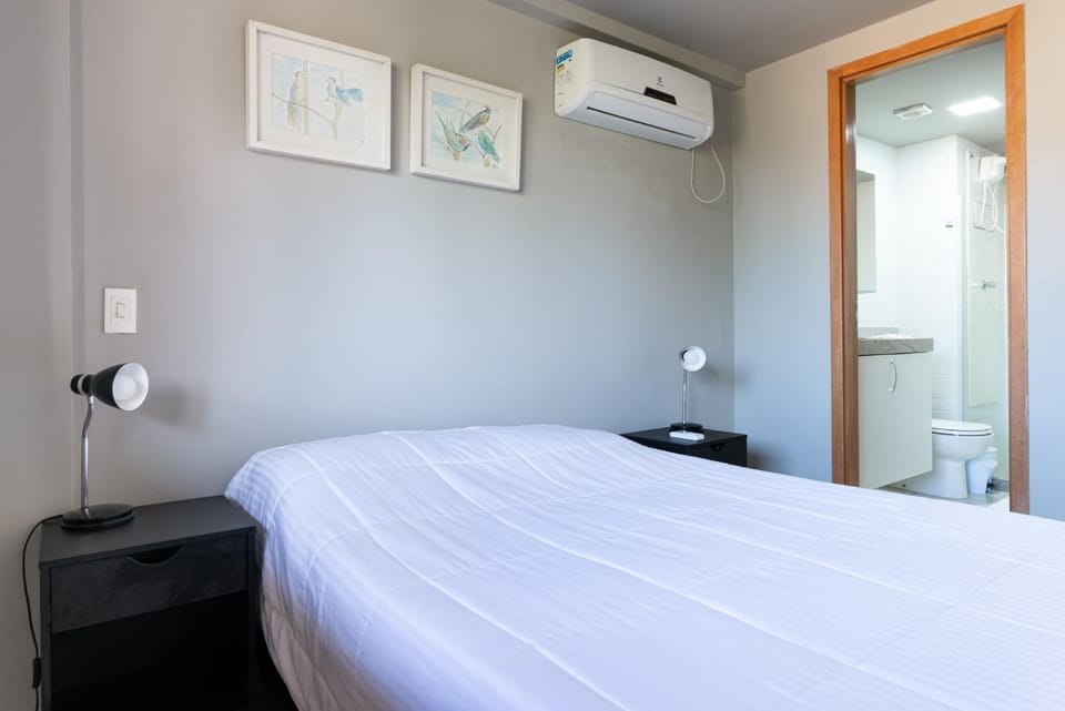 Bed, Bedroom, towels, air conditioner