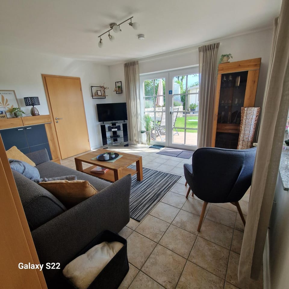 Communal lounge/ TV room, TV and multimedia, Living room, Seating area, Evening entertainment