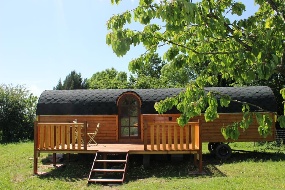 Shower, Toilet, Bed, People, Garden, Balcony/Terrace, Kitchen or kitchenette, Hiking, Cycling, Bedroom, Garden view, Swimming pool, Swimming pool, Family