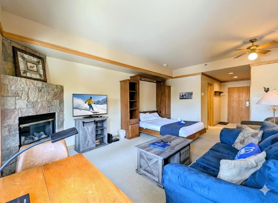 Bed, TV and multimedia, Living room, fireplace, furniture