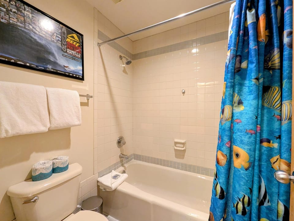 Shower, Toilet, Bathroom, TV and multimedia, Bath, towels
