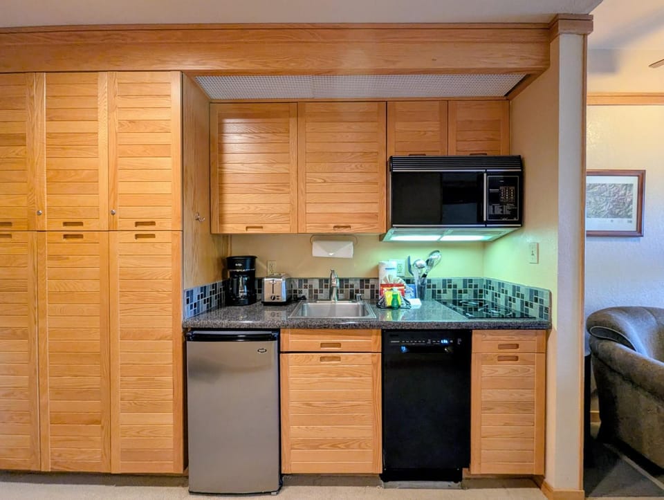 Coffee/tea facilities, Kitchen or kitchenette, furniture, microwave