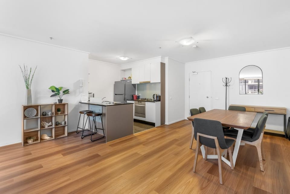 Luxe 2-Bed Apartment with River Views Near Casino Apartment in Southbank