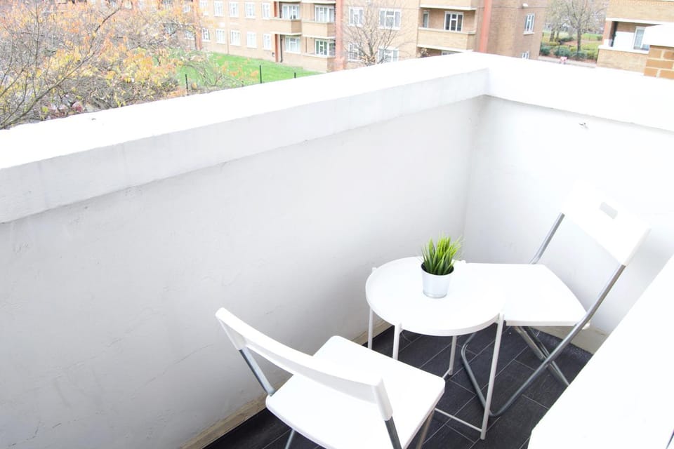 Modern 1 Bedroom in Shadwell with Balcony Apartment in London