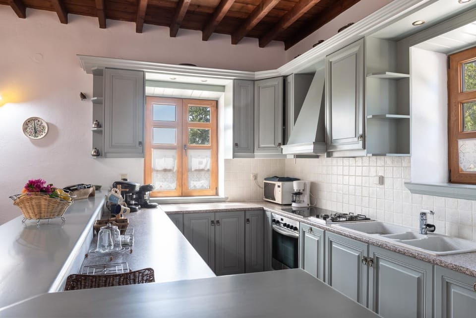 Kitchen or kitchenette, dishwasher