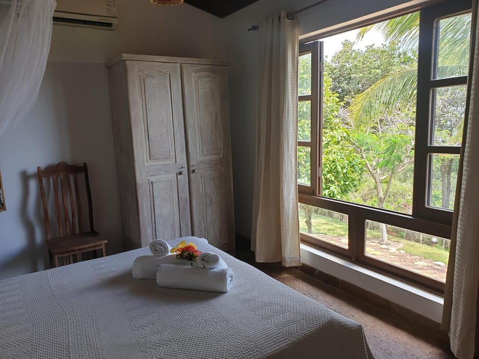 Bed, Photo of the whole room, Bedroom, Garden view
