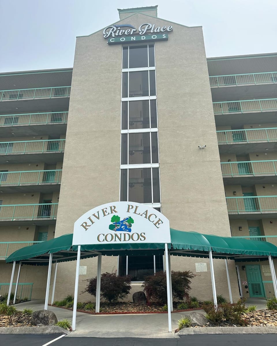 River Place Condos #409 1BD, 2Bath House in Pigeon Forge