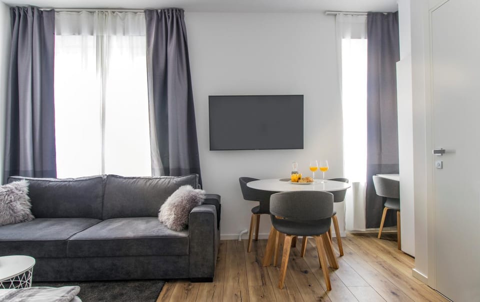 TV and multimedia, Seating area, Dining area