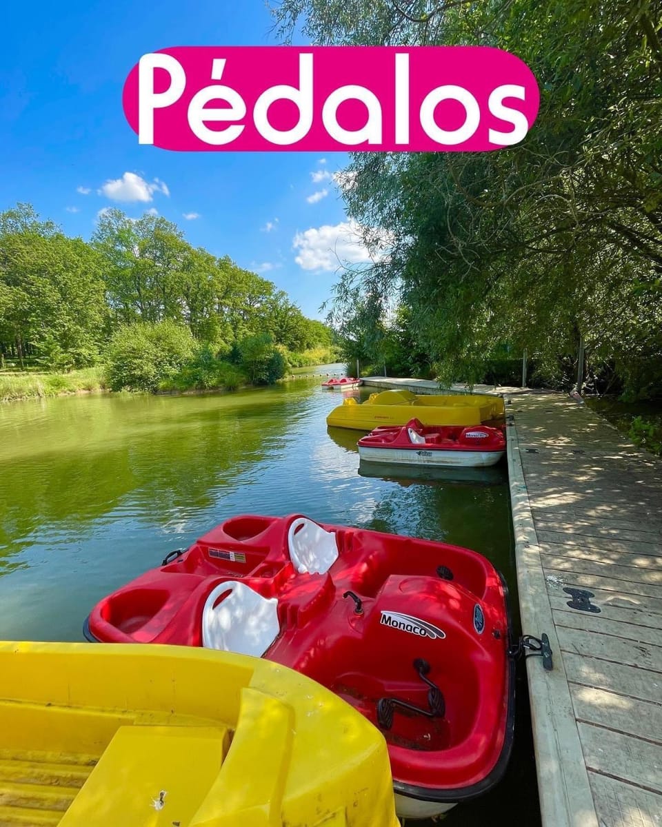 Grand mobil home exposé sud, 2 salles de bain Campground/ 
RV Resort in Centre-Val de Loire