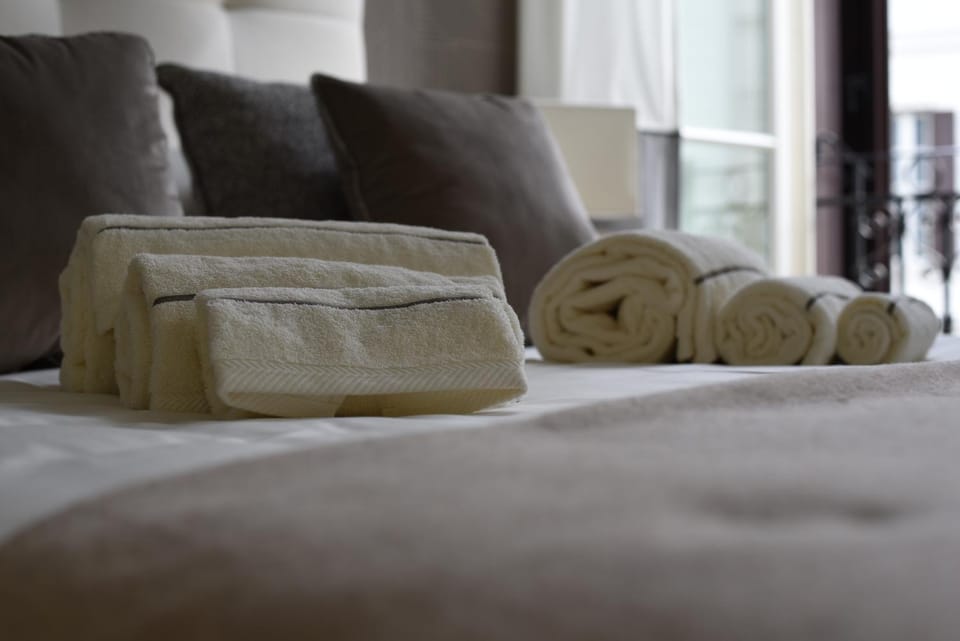 Bedroom, towels