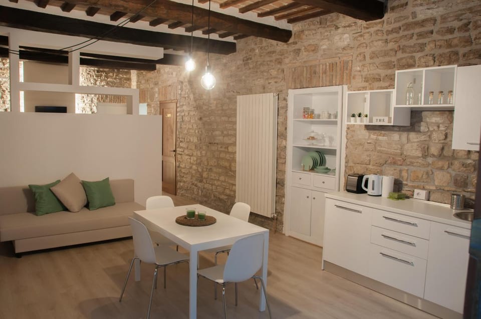 Coffee/tea facilities, Kitchen or kitchenette, Living room, Seating area, Dining area, oven, stove, toaster