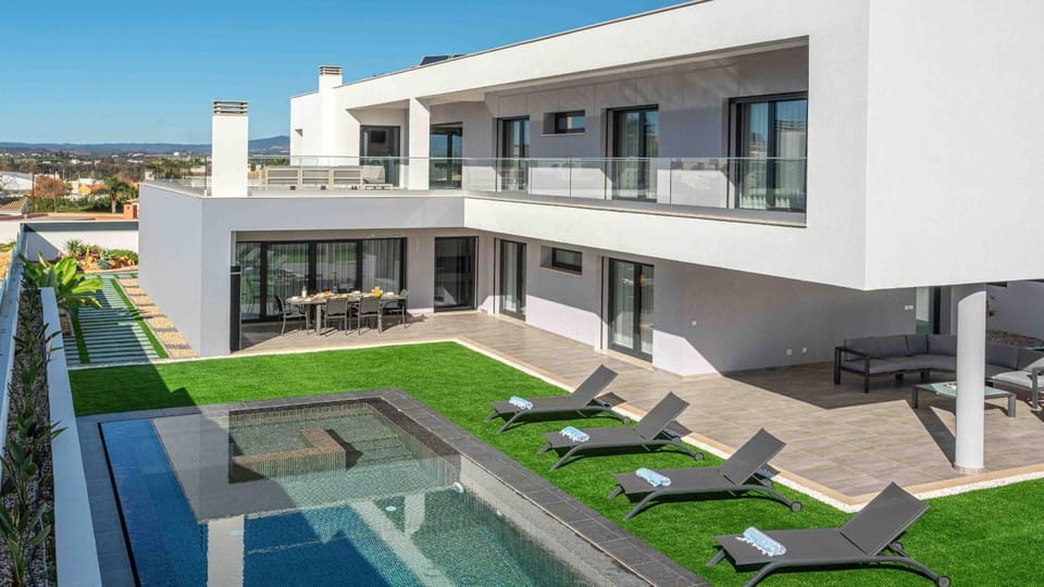 Private Alvor villa with pool and Jacuzzi Villa in Alvor