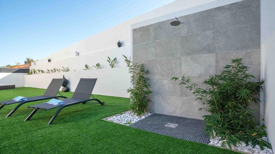 Private Alvor villa with pool and Jacuzzi Villa in Alvor