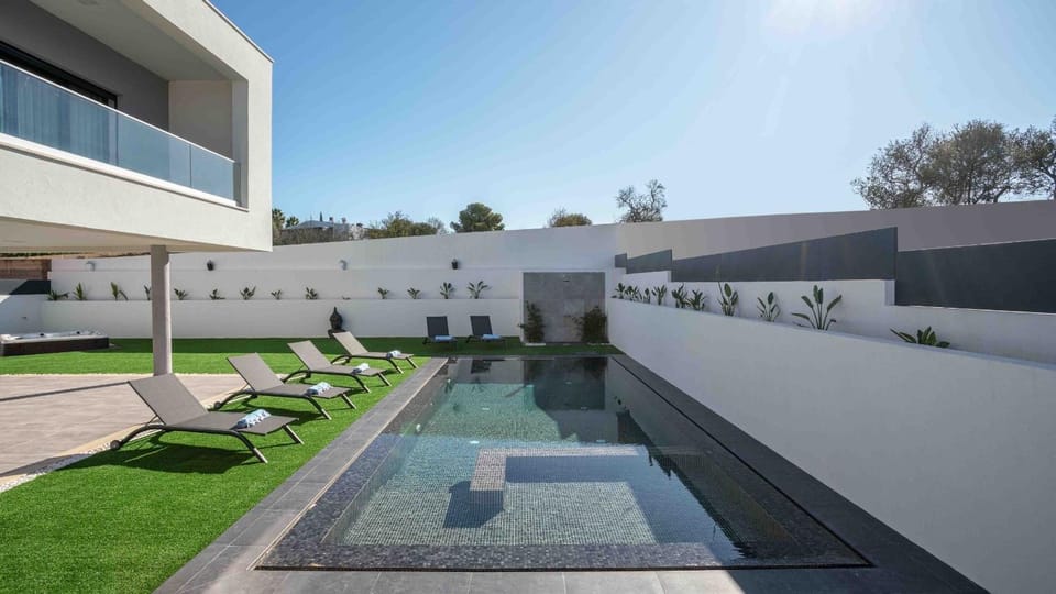 Private Alvor villa with pool and Jacuzzi Villa in Alvor
