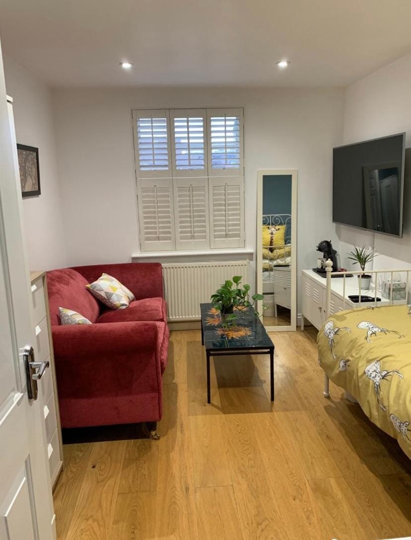 TV and multimedia, Seating area, Bedroom