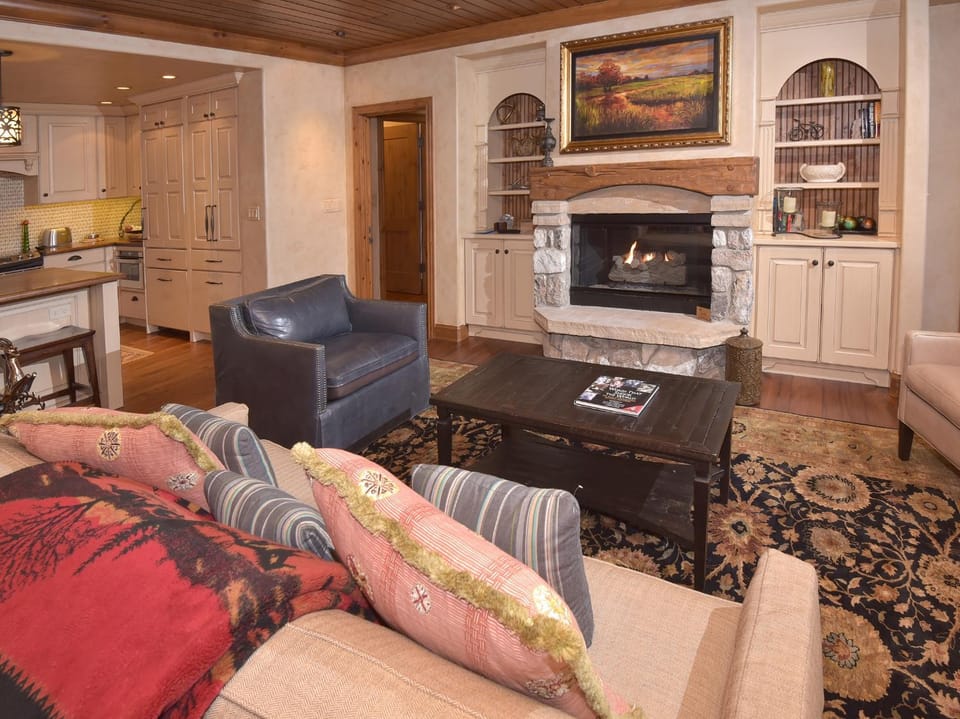 Bright Ski in out Condo 3Br 3,5Ba Apartment in Beaver Creek