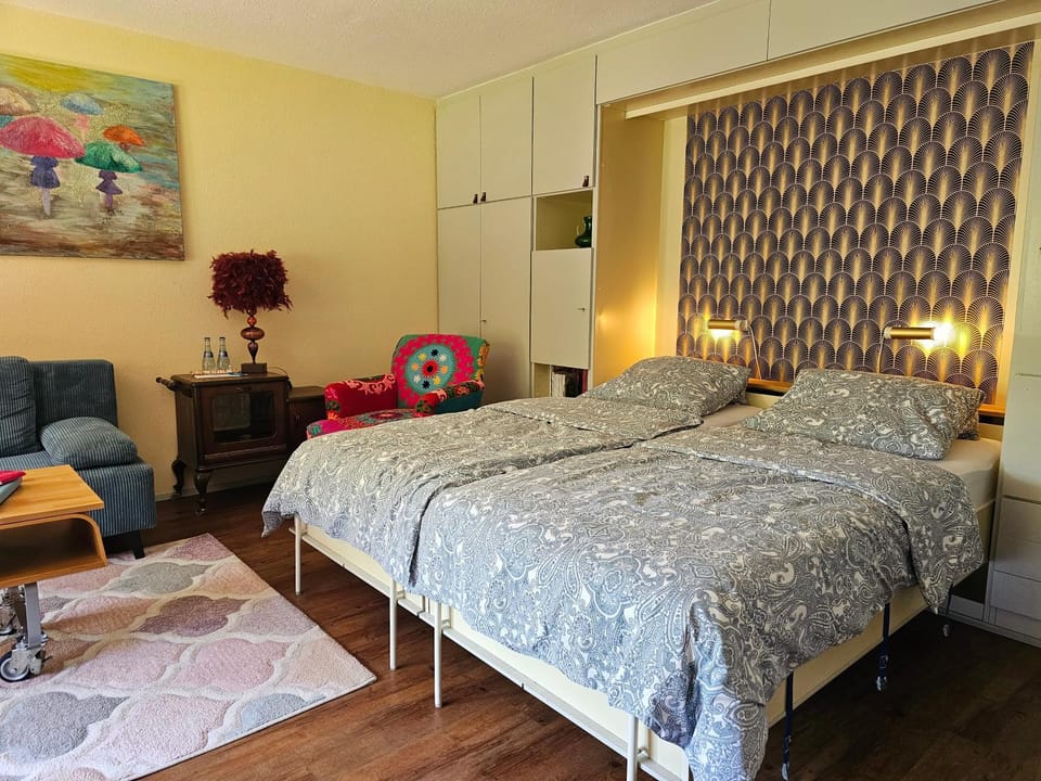 Bed, Living room, Photo of the whole room, wardrobe